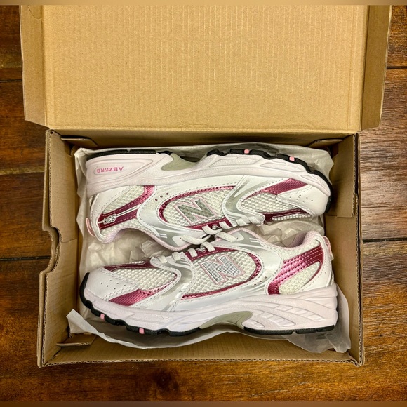 Brand new SIZE 1 Youth Girls' Little Kids' New Balance 530 Casual Shoes - Picture 2 of 9